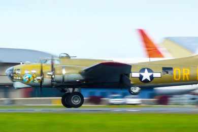 Antigo bombardeiro B-17 da Segunda Guerra Mundial cai nos EUA
