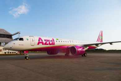 Azul recebe E195-E2 com pintura cor-de-rosa