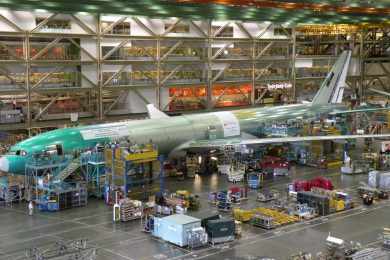 Insatisfeita com robôs, Boeing recoloca humanos na produção do 777