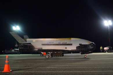 Nave secreta dos EUA retorna à Terra após passar 780 dias em órbita