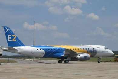 Primeiro jato E175-E2 é flagrado na fábrica da Embraer