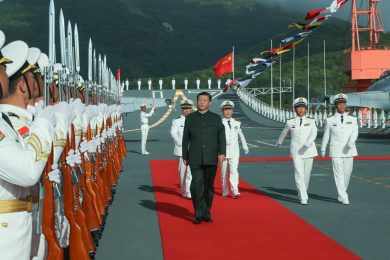 Primeiro porta-aviões construído na China entra em operação