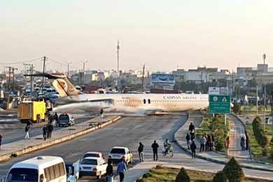 Avião sai da pista e vai parar no meio de avenida no Irã