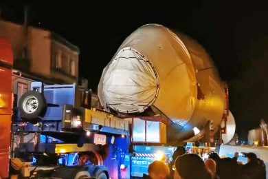 Comboio de caminhões com o último A380 chega à Airbus