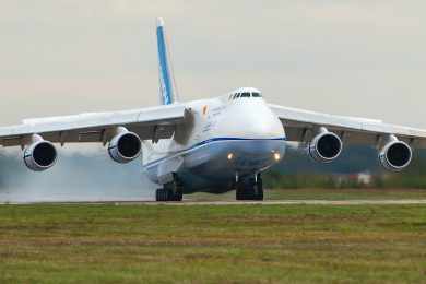 Antonov AN-124 pousa em Brasília com 40 toneladas de suprimentos médicos