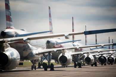 Com milhares de voos cancelados devido à pandemia, emissões poluentes da aviação despencaram