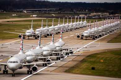 Mais de 60% dos aviões comerciais estão armazenados por conta do coronavírus