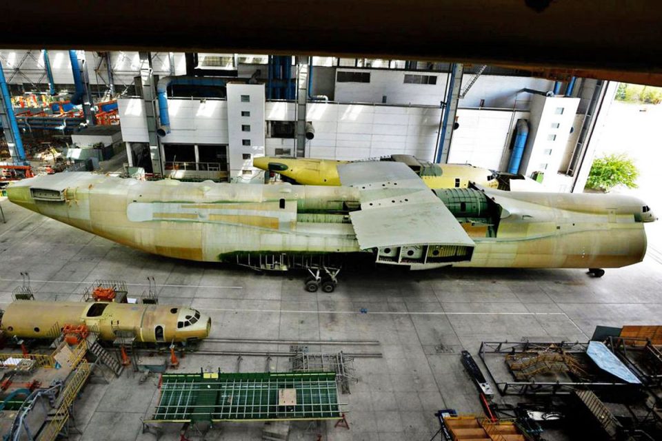 O segundo An-225: fuselagem está abandonada do lado da fábrica da Antonov