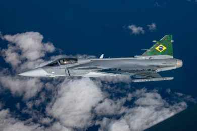 Primeiro caça Gripen brasileiro chegará ao país de navio