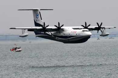 Avião anfíbio chinês AG600 completa primeiro voo no mar
