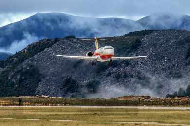 Jato chinês ARJ21 realiza testes no aeroporto mais alto do mundo