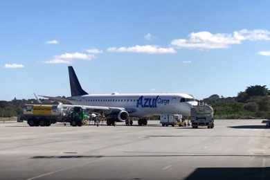 Azul transforma Embraer E195 de passageiros em avião de carga