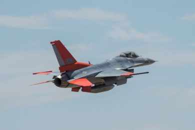 Convertido para ser destruído: Boeing finaliza primeiro alvo aéreo QF-16 no Arizona