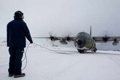FAB faz primeira entrega de suprimentos na nova Estação Antártica Comandante Ferraz