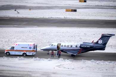 Embraer lança Phenom 300 adaptado para transporte aeromédico
