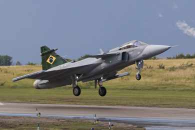Caça Gripen da FAB fará primeiro voo no Brasil nesta quinta-feira (24)