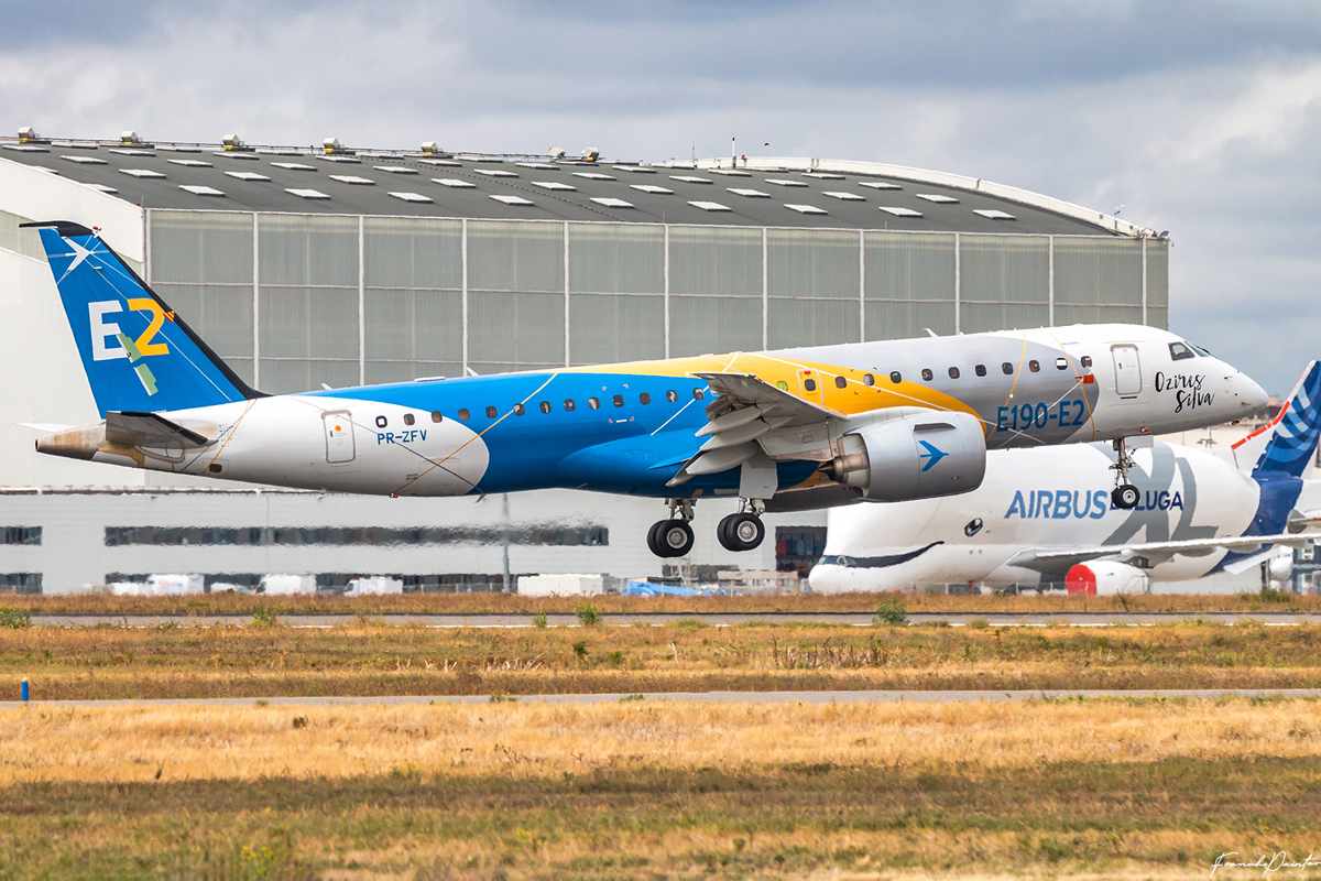 Embraer E190-E2 pousa na fábrica da Airbus em Toulouse