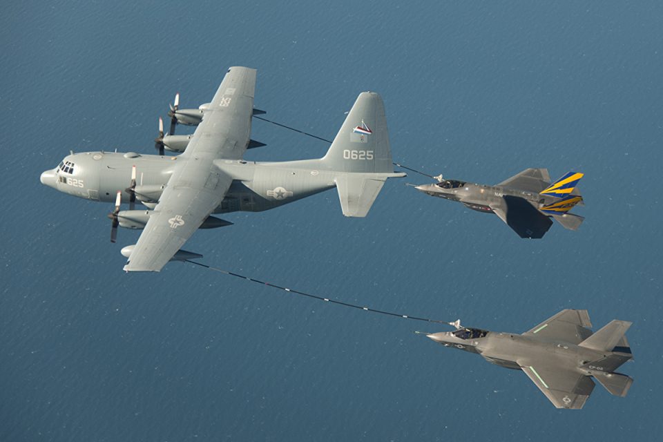 Caças F-35B recebendo combustível de um KC-130 Hercules