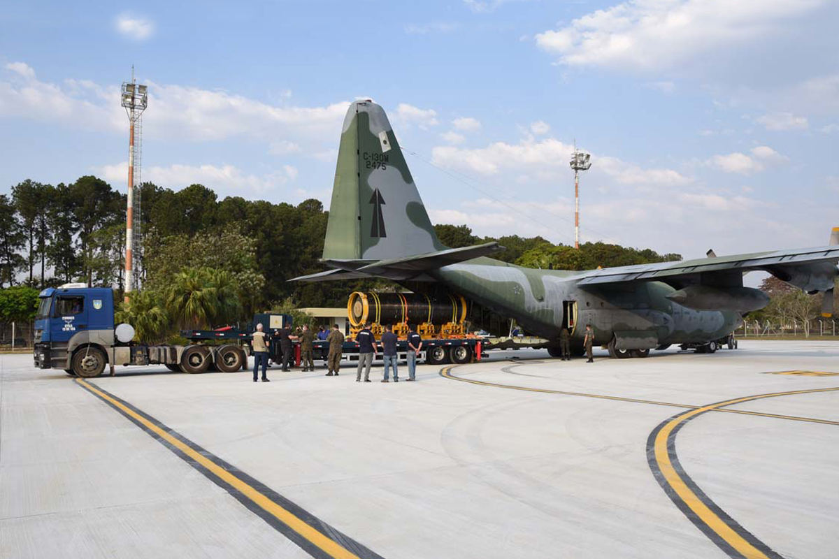 C-130 Hercules testa embarque e voo com motor de foguete