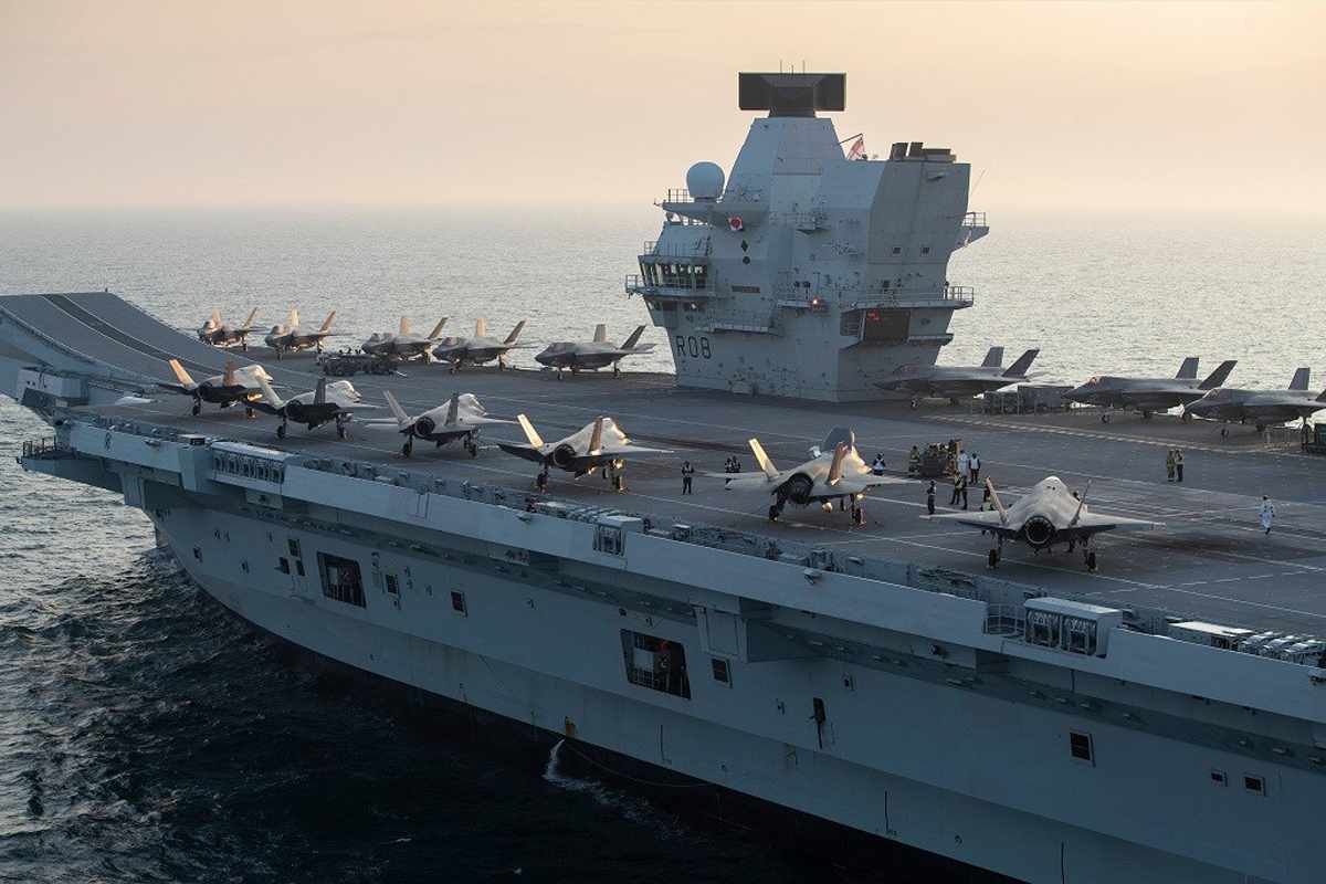 Porta-aviões HMS Queen Elizabeth da Marinha Real