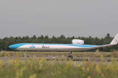Modelo em escala de avião futurístico da KLM completa primeiro voo