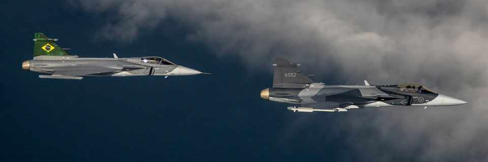 O Gripen E da FAB voa ao lado de um exemplar sueco (Saab)