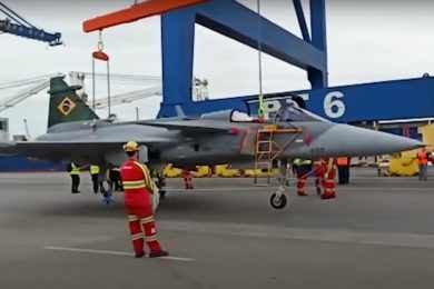 Primeiro caça Gripen da FAB já está no Brasil