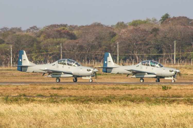 Dois aviões Embraer Super Tucano com as cores da Força Aérea Chilena