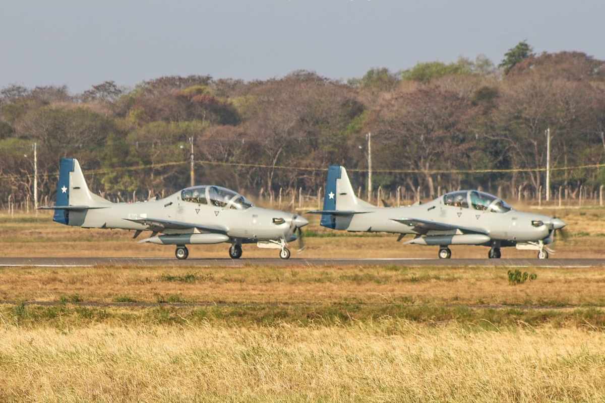 Dois aviões Embraer Super Tucano com as cores da Força Aérea Chilena