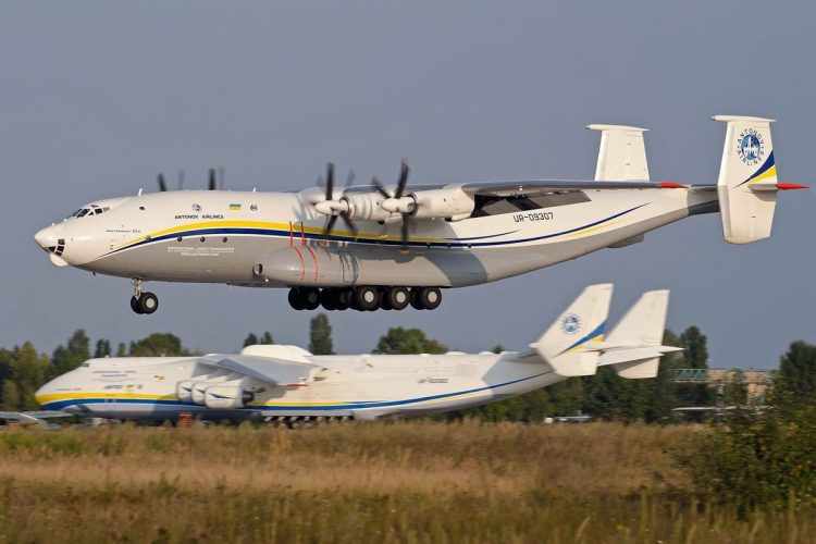 Antonov An-22 e An-225 ao fundo