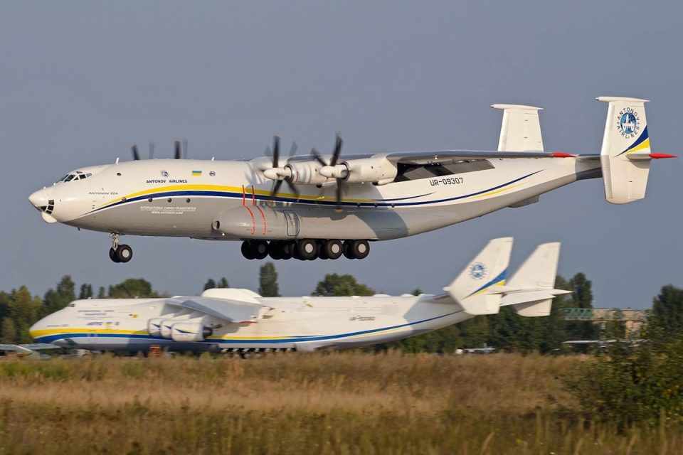 Antonov An-22 e An-225 ao fundo