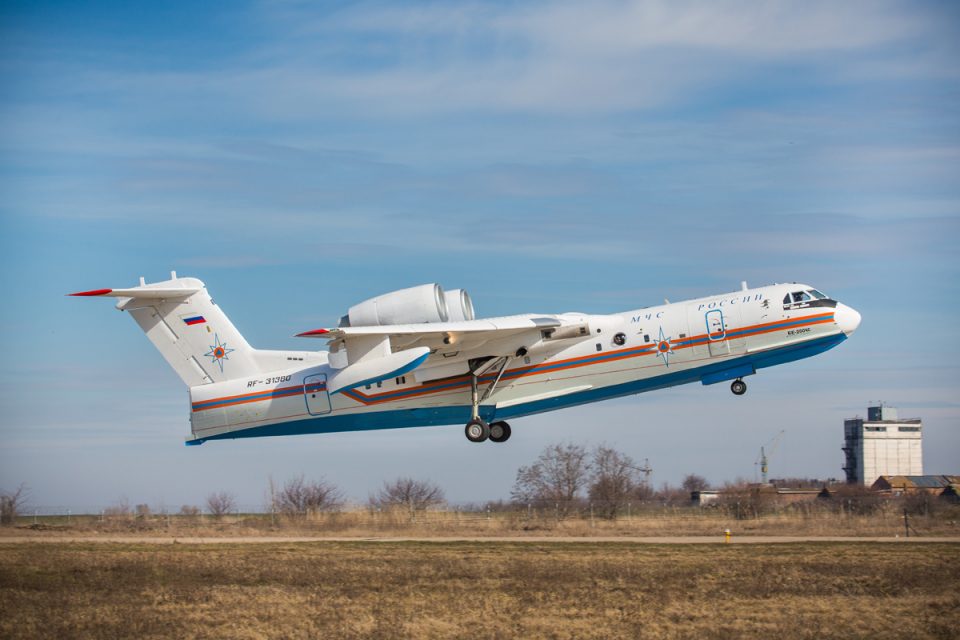 Beriev BE-200  O Beriev BE-200 é o maior avião anfíbio com