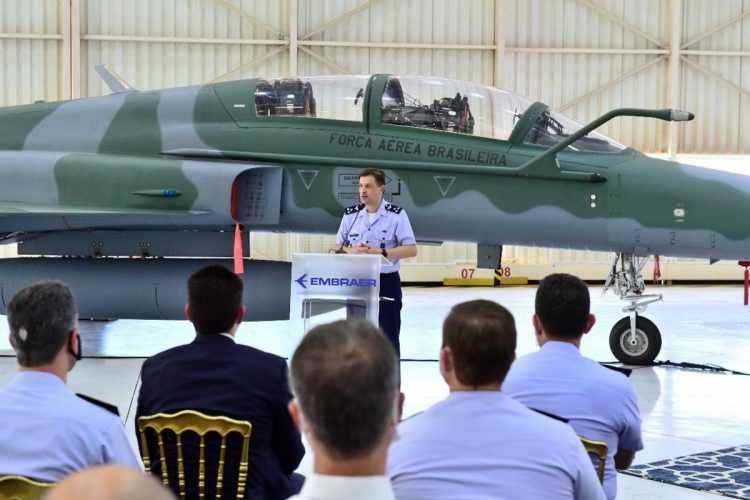 FAB recebe último caça F-5EM modernizado pela Embraer