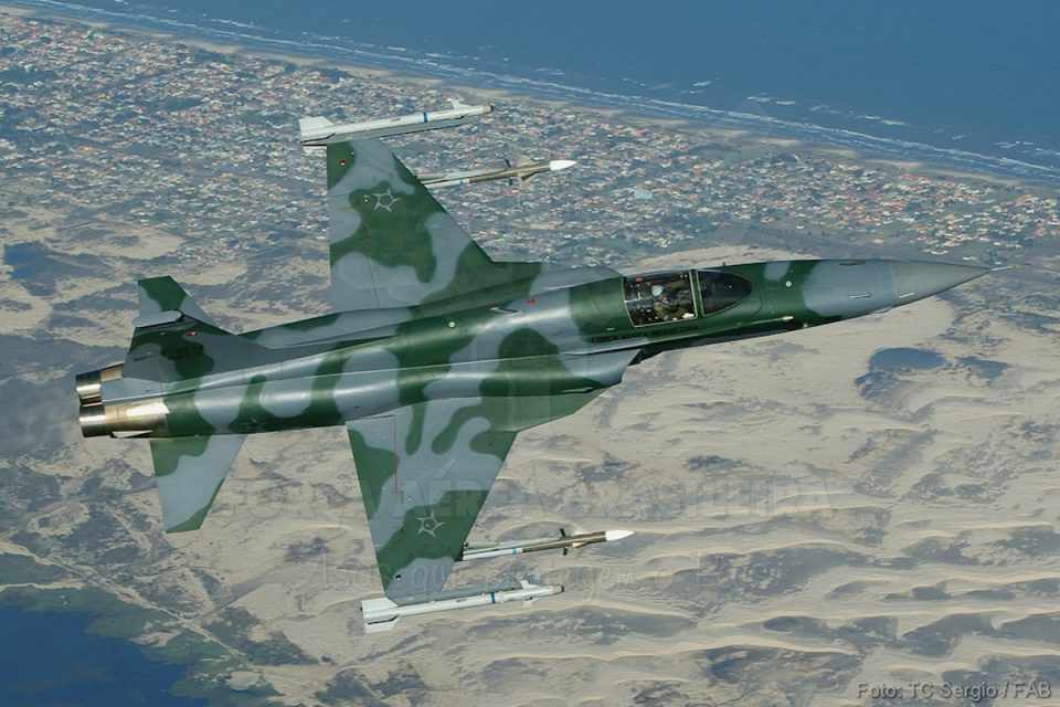 Caça F-5EM armado com quatro mísseis 