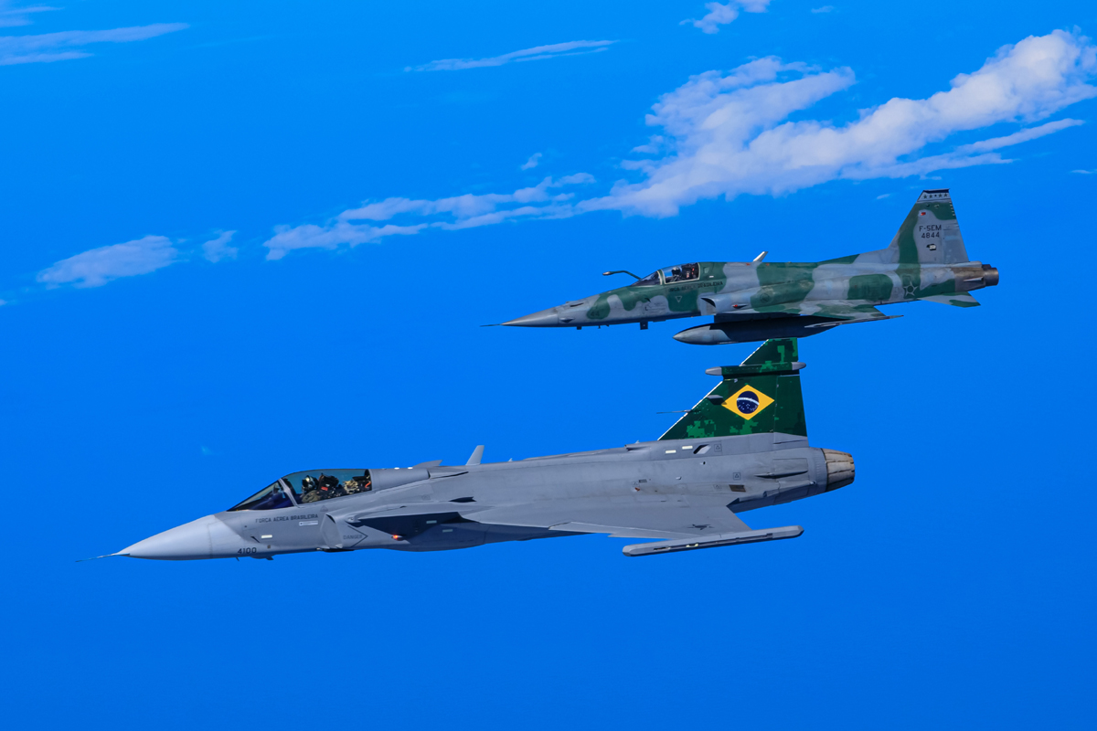 O novo caça Gripen E da FAB voando ao lado de um F-5E Tiger (FAB)