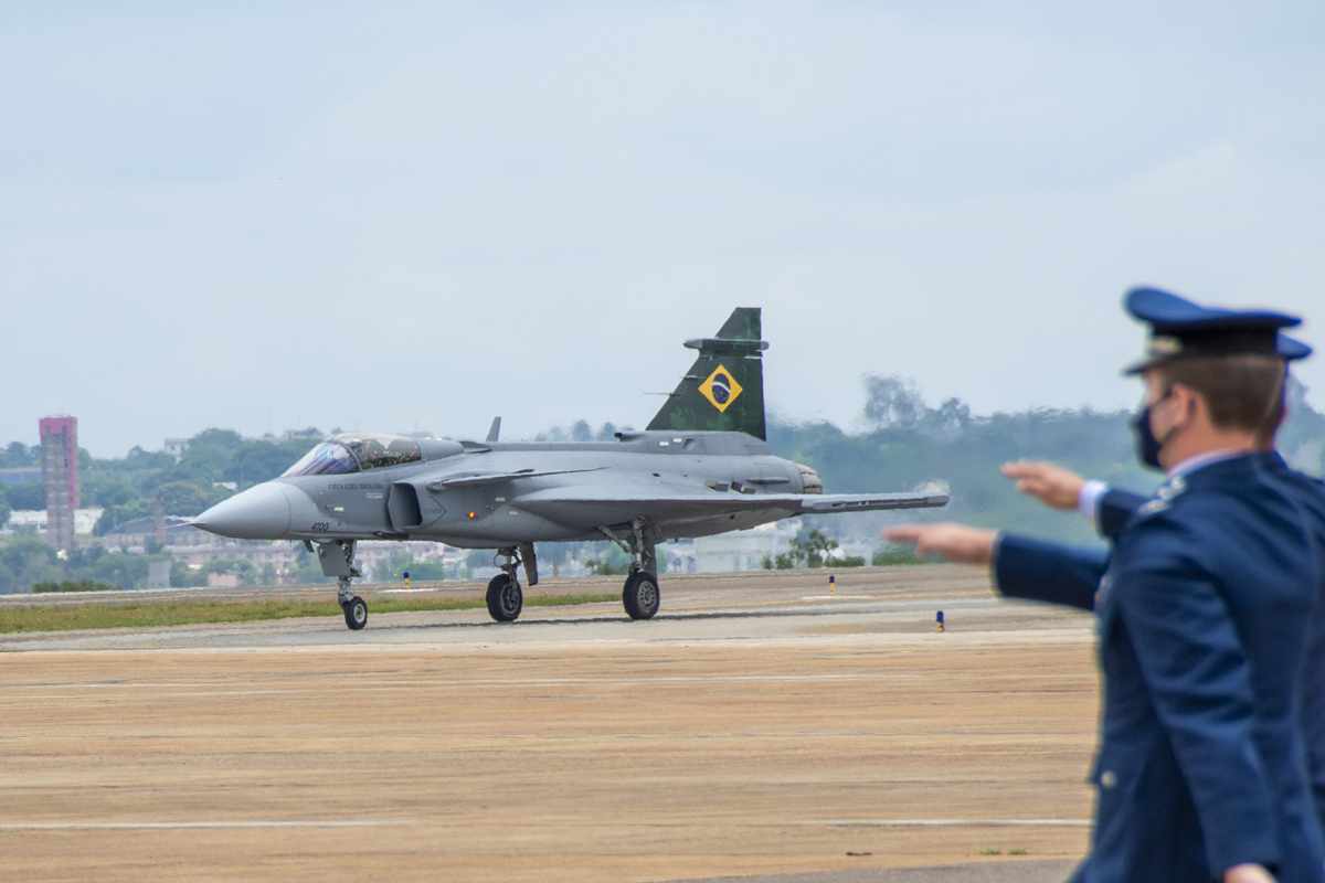 Saiba tudo sobre o Gripen, caça da FAB que fez voo de estreia em Brasília -  23/10/2020 - Política - Folha