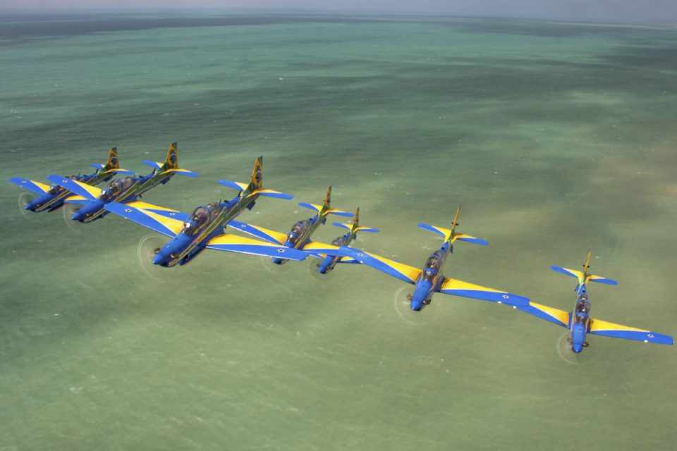 Aviao tucano remoto gigante