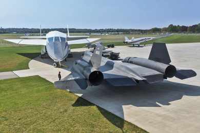 Raridades supersônicas, XB-70 e YF-12 têm raro “banho de sol” em museu nos EUA