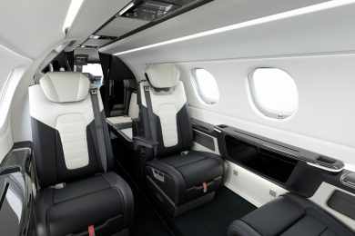 Cabine do Phenom 300E com detalhes da série Duet