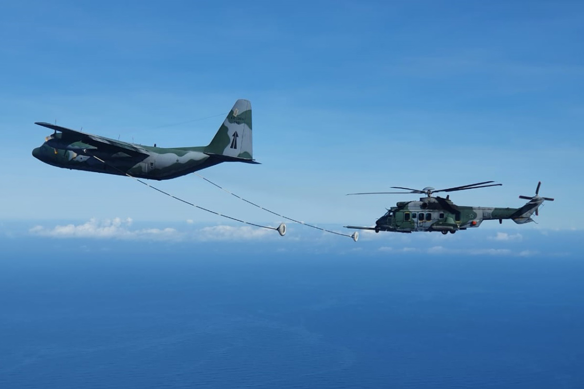 REVO - KC-130 abastece helicóptero H-36 da FAB
