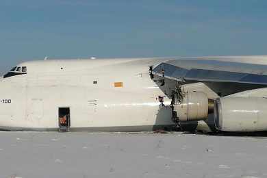 Gigante An-124 vara a pista após um dos motores se desintegrar parcialmente