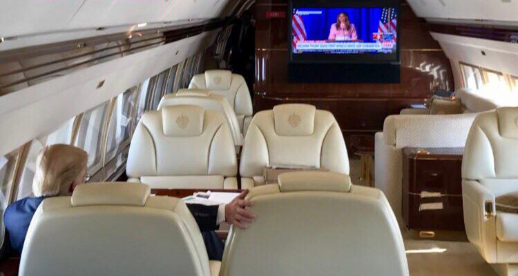 Donald Trump a bordo do Boeing 757