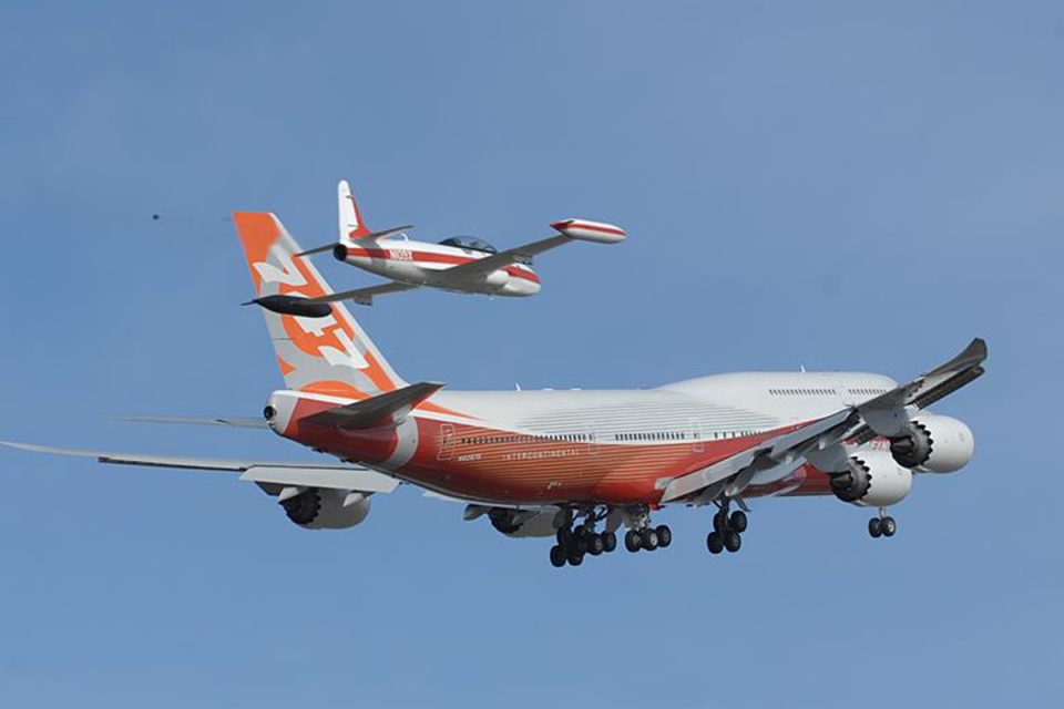 Avião paquera acompanha o protótipo do Boeing 747-8