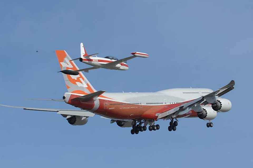 Avião paquera acompanha o protótipo do Boeing 747-8