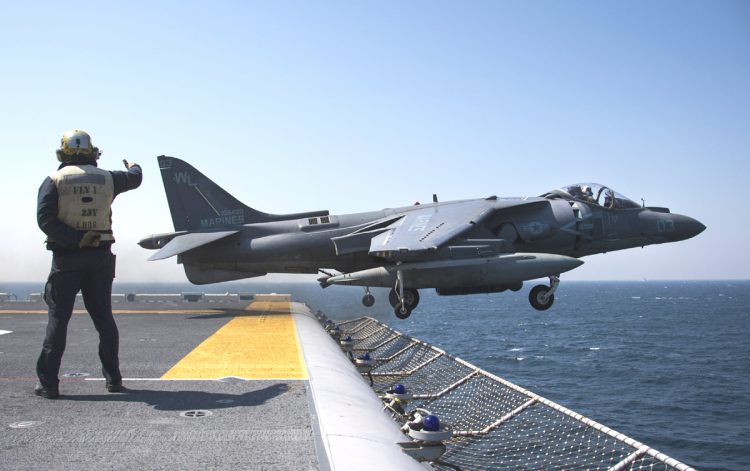 Caça AV-8B Harrier decolando a partir do USS Bonhomme Richard