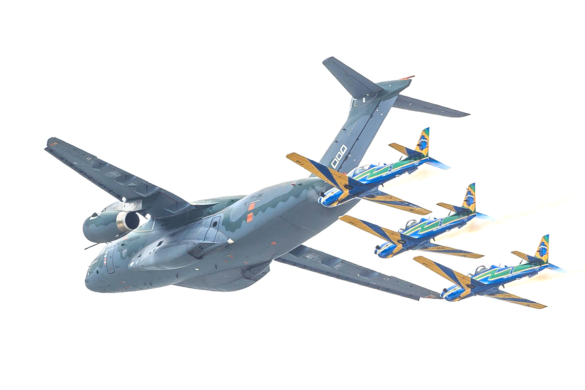 Embraer KC-390 voando em formação com Super Tucanos da Esquadrilha da Fumaça