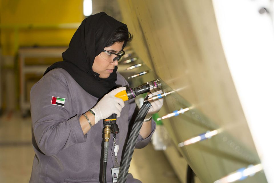 Funcionária árabe de véu na fábrica da Strata, nos Emirados Árabes Unidos