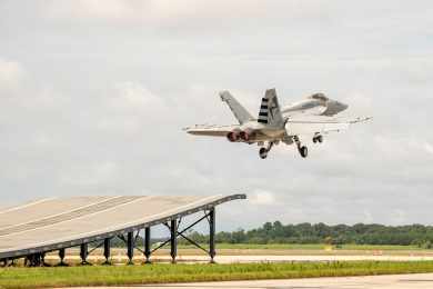 Para indiano ver: Boeing conclui demonstrações do F/A-18 em pista com rampa