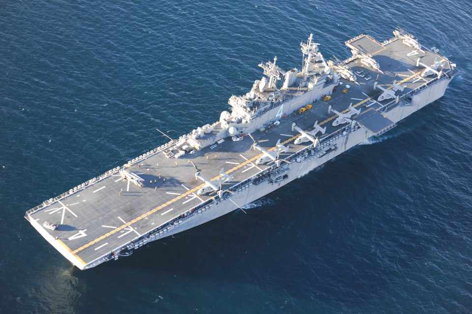 Os navios da classe WASP podem receber mais de 20 aeronaves, entre helicópteros e caças