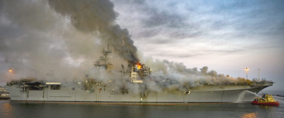 Incêndio a bordo do USS Bonhomme Richard da Marinha dos EUA